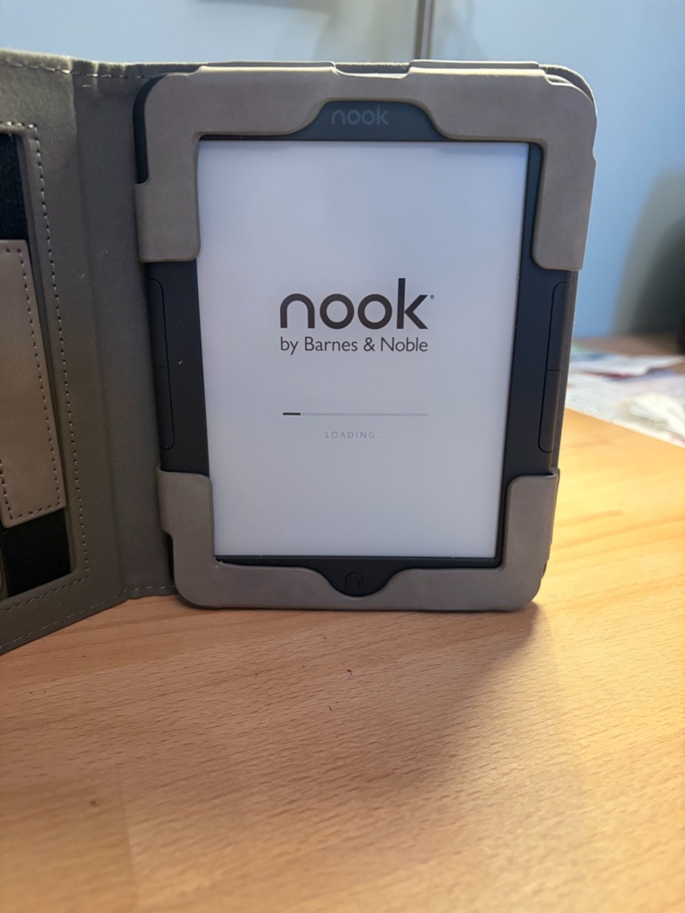 Barnes and Noble Nook eReader with gray cover - Picture 4 of 6